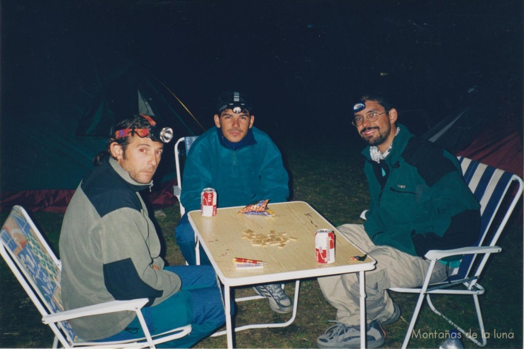 Fernando, Quique y Jesús; partidas de dominó en las noches del Camping de CHamonix